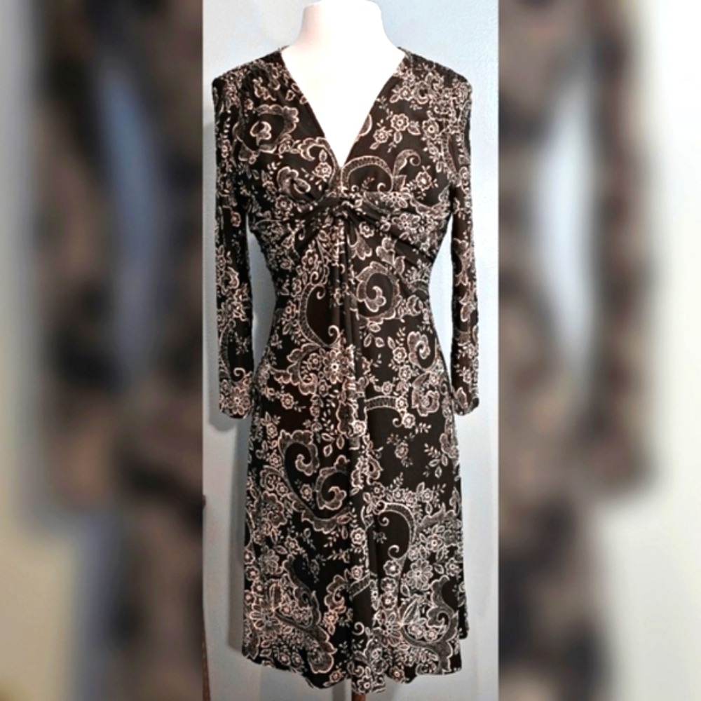 Jones Wear Black and Cream Long Sleeve V-Neck Dress